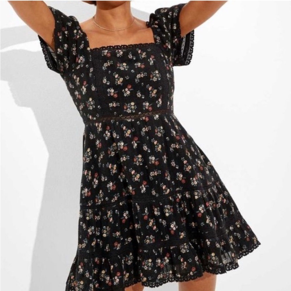 American Eagle women’s black lace detail tiered floral mini dress size small 4 6